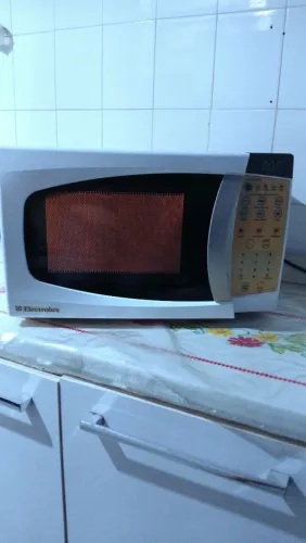 Microondas Electrolux digital 20 L sup novo completo com prato R$280,00- *