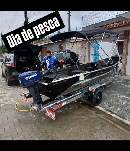 Barco de pesca seminovo