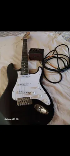 Vendendo guitarra completa novinhas ,vai com cabo tecniforte +amplificador de guitarra 650