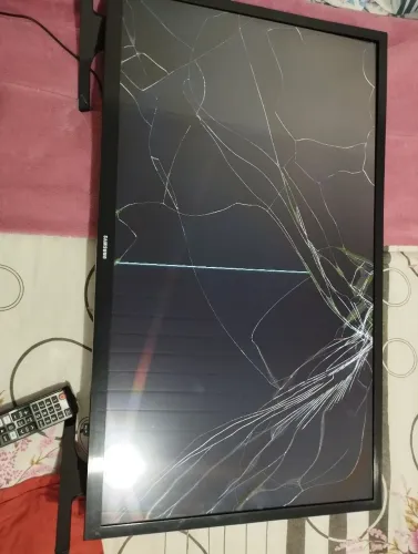 Tv Samsung 32 polegadas Smart para RETIRADA DE PEÇAS (Tela trincada)