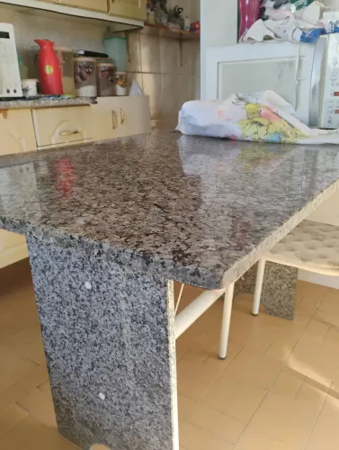 Mesa de mármore com cadeiras