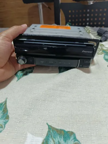 Dvd Pioneer retrátil com saída para câmera de ré e telas auxiliar no banco de traz