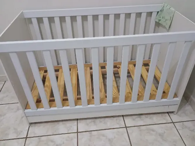 Berço que vira cama