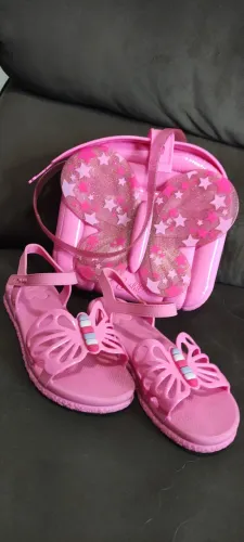 Sandália 32/33 e bolsa da Barbie