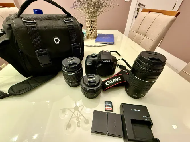 Camera Canon T100 com mais 3 lentes cartao de memória e bolsa