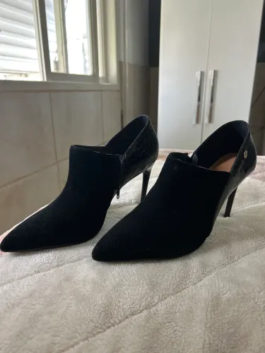 Ankle Boot Vizzano Preta Camurça E Verniz Croco
