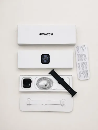 Apple Watch SE 40mm preto (com carregador e pulseira)
