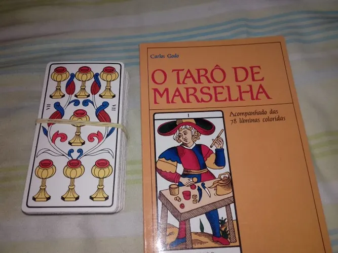 Livros e baralhos de tarot