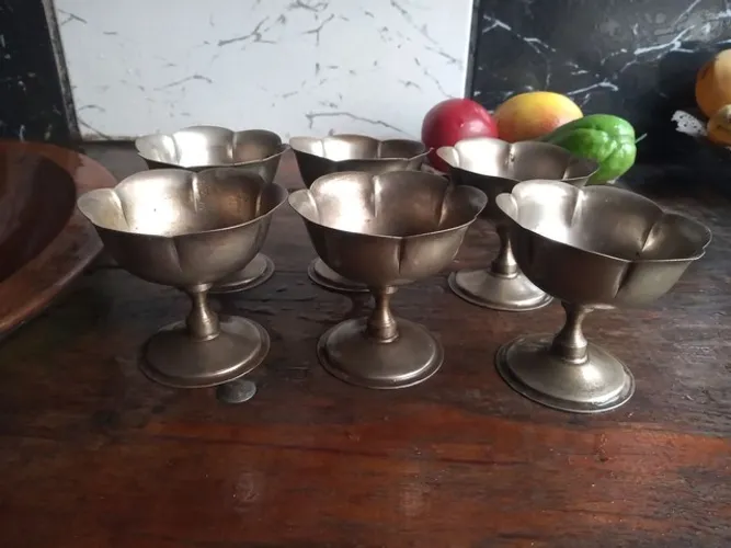 Taça sobre mesa antiga 