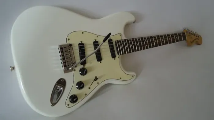 Guitarra Squier Strato Hot Rails Seymour Duncan Impecável ( Nova / Nova / Nova )