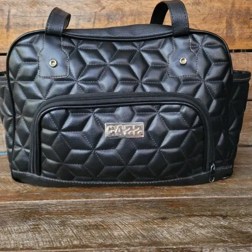 bolsa de ombro preta tamanho médio detalhes dourados e detalhes em alto relevo