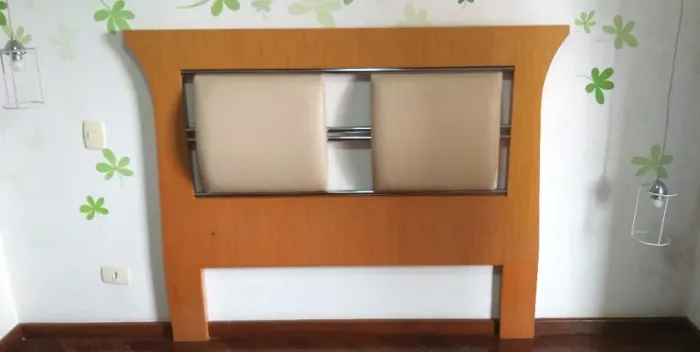 Cabeçeira de cama de casal em madeira e acolchoada 135 cm x 0,67 cm.