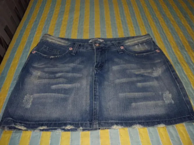 Vendo saias Tam 40 e 42.
