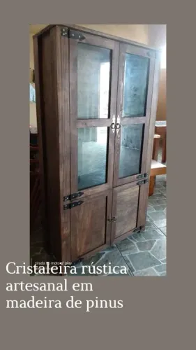 Cristaleira rústica em madeira de pinus 