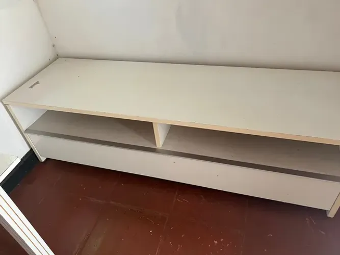 Rack branco para tb com gaveteiro inteiro e nichos