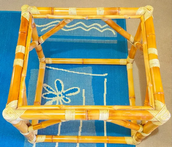 Mesa de Bambu pequena s/ vidro.