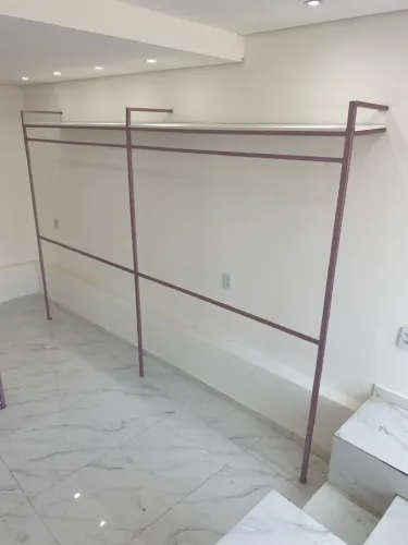 Araras de roupa estilo industrial