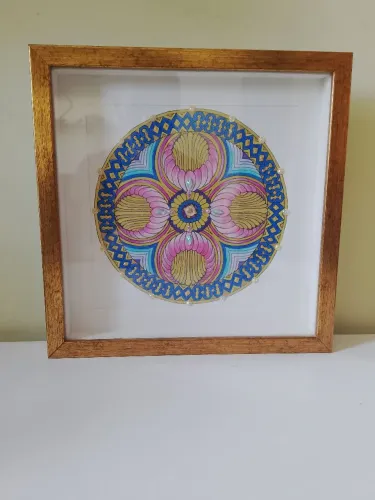 Mandala colorida em moldura dourada