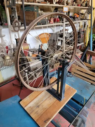 Desempenador de rodas de bicicletas e motos: