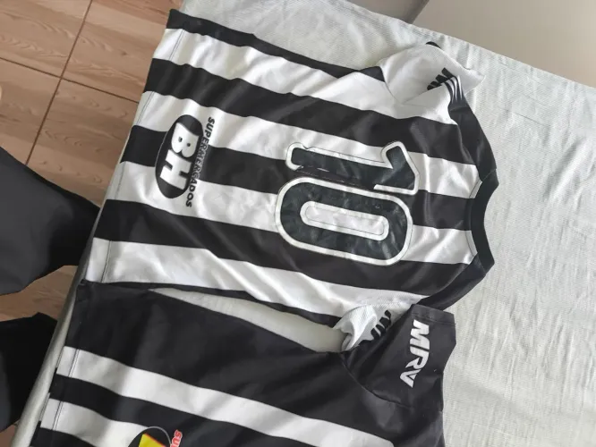 Camisa de Futebol Listrada Preto e Branco - Número 10