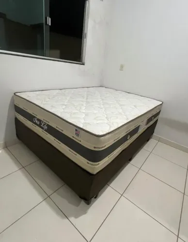 Cama casal box e colchão bem alto