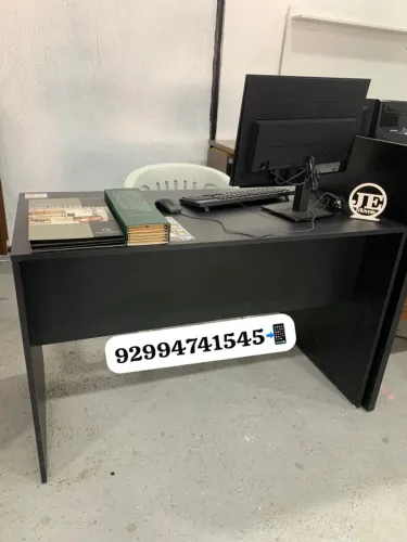 Mesa preta de estudo em mdf