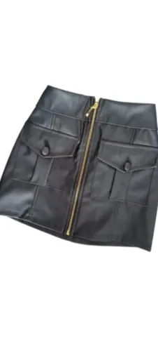 Saia de Couro com Zíper e Bolsos