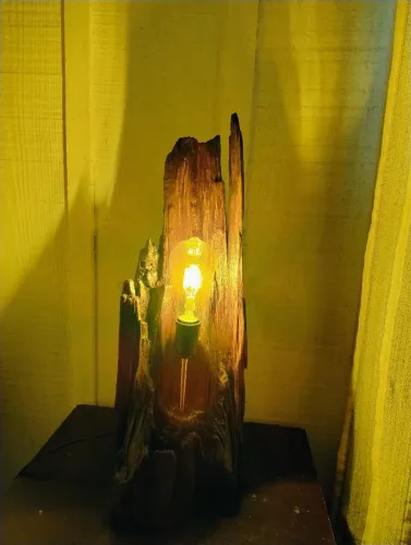 Abajur Artesanal de Madeira Rústica