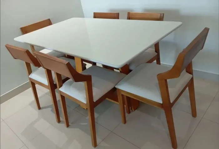 Mesa de jantar com 6 cdaeiras ( base da mesa e cadeiras em madeira maciça)
