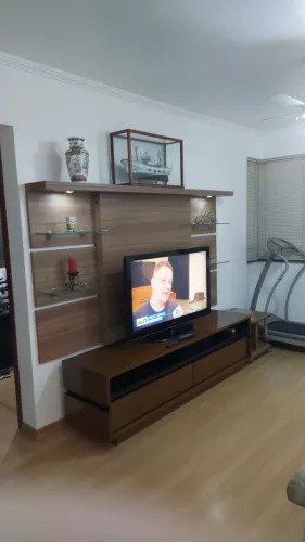 Rack de madeira em ótimo estado