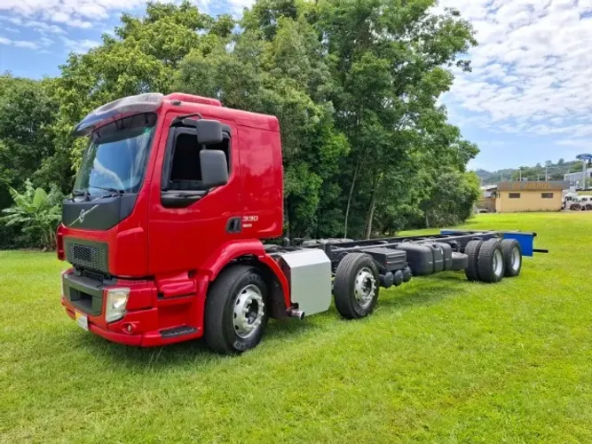 Caminhao Volvo VM 330 8x2 no chassis ano 2015