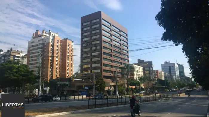 Sala Comercial desocupada para locação na rua Campos Sales, no bairro Boa Vista, em Porto 
