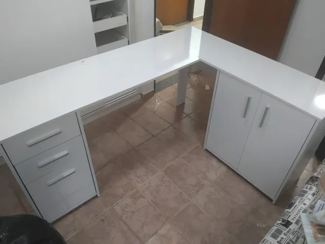 Mesa de Escritório em L Branca com Gavetas e Armário