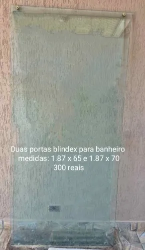 Duas portas blindex para banheiro