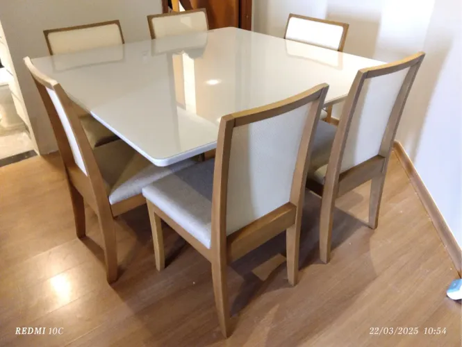 Mesa quadrada de Jantar com 6 Cadeiras de madeira 
