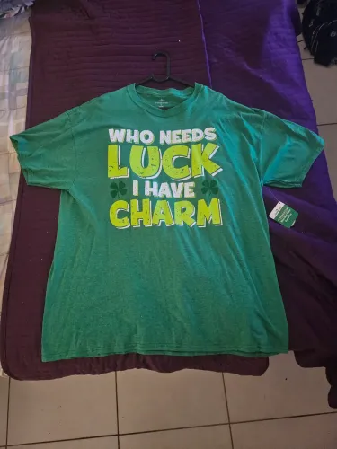 Camiseta Who Needs Luck I Have Charm - St. Patrick's Day