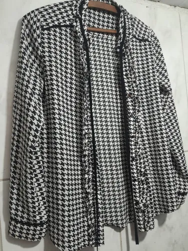 Blusa estampada preta e branca