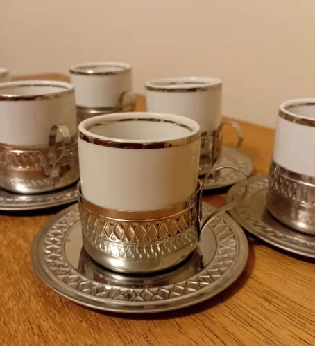 Jogo de xícaras porcelana Vera Cruz com suporte em metal