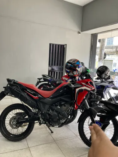 Honda SAHARA 2024 preta com vermelho, apenas oito mil KM, moto de total procedência!