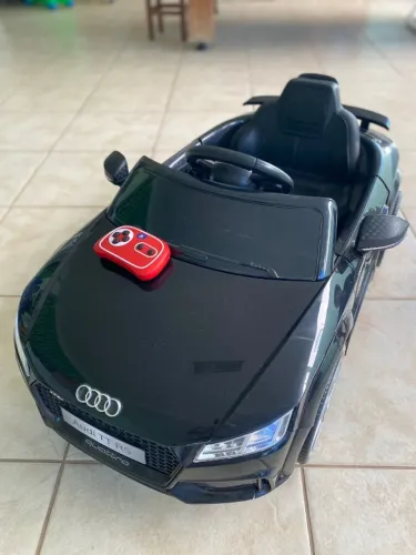 Carro de brinquedo Audi TT RS cor preto