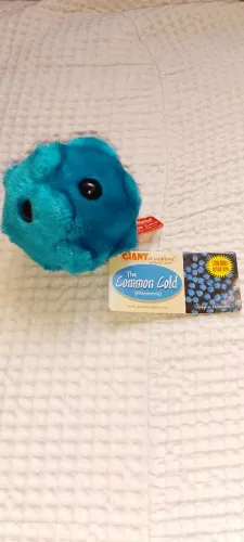 Pelúcia Giant Microbes rinovirus para aula de biologia