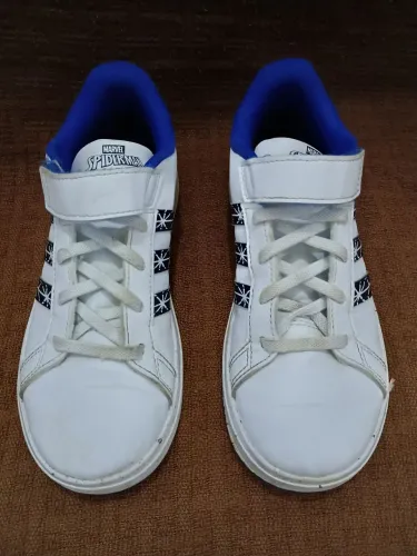 Tênis Adidas homem aranha 
