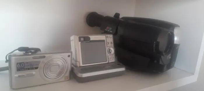 Filmadora JVC , máquina digital LUMIX e máquina digital CASIO
