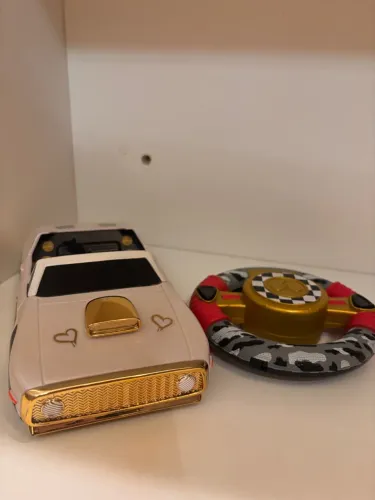 Carrinho com controle da boneca Lol 