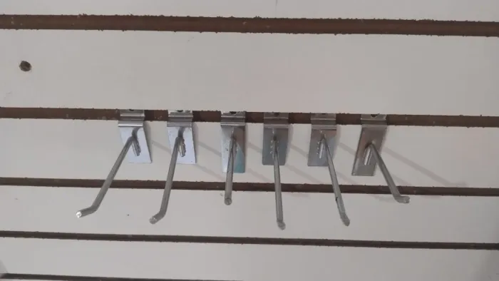 Ganchos para painel expositor canaletados 