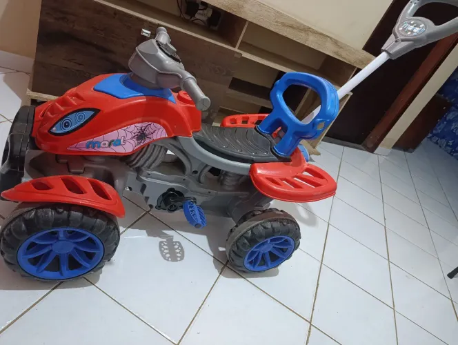 QUADRICICLO DO HOMEM ARANHA COM TODOS OS ACESSÓRIOS.