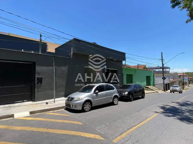 Linda Loja Comercial Para Locação - Porta de vidro de Correr em blindex - Banheiro com esp