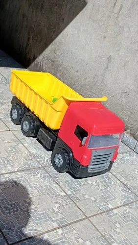 Caminhão caçamba de brinquedo