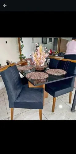 Mesa de Jantar Sofisticada com cadeiras em madeira maciça estofadas 120x90