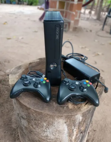 Xbox 360 com 2 controles + Fonte